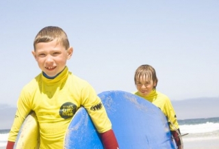 Chavos surfistas saliendo del mar 